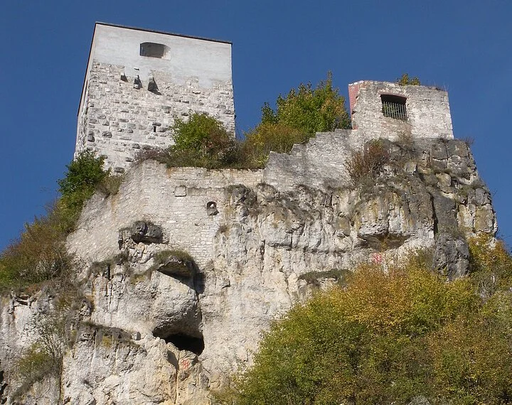 Oberhalb von Wellheim befindet sich die Ruine einer Burg auf einer Felskuppe.
