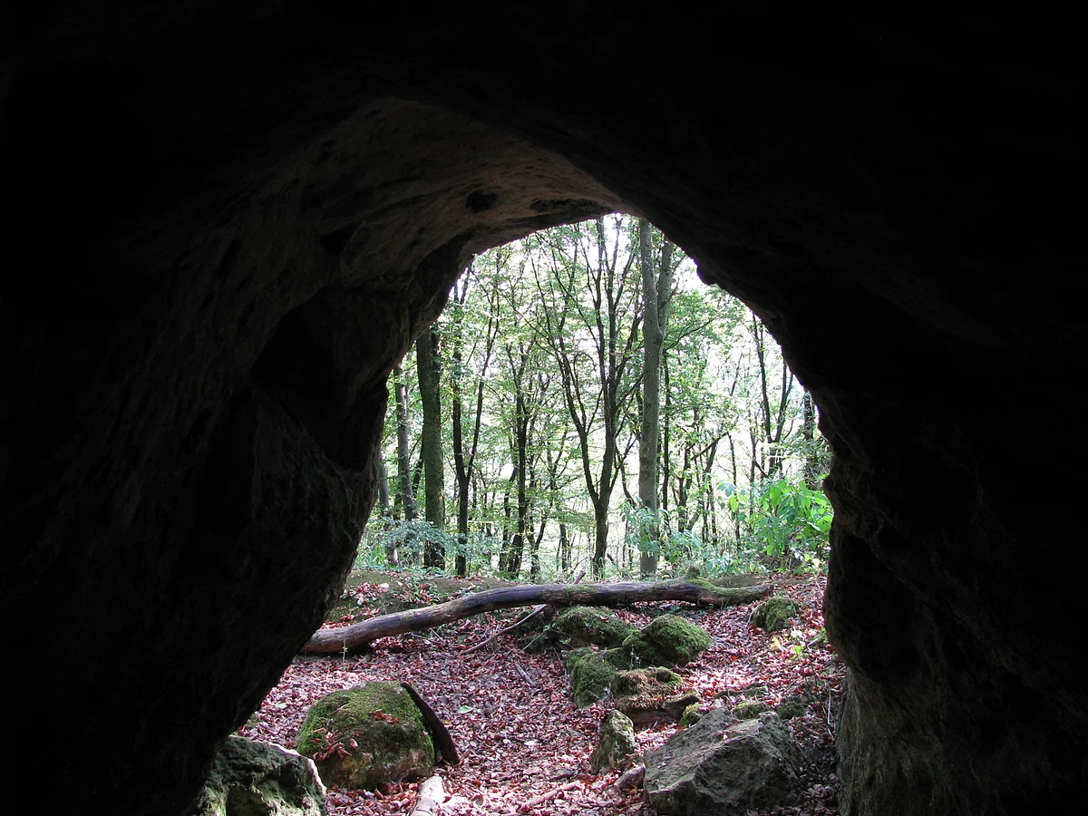 Höhle bei Aicha Höhle bei Aicha im Wellheimer Trockental, auch Urdonautal genannt. Blick aus dem Höhleninneren