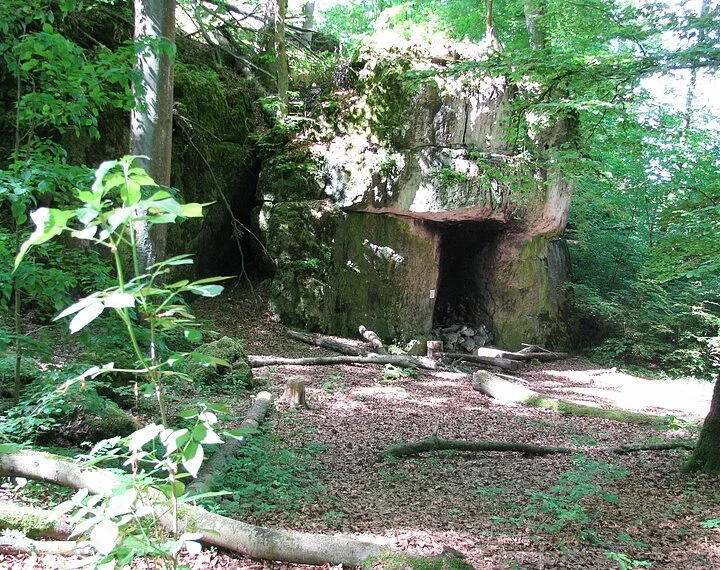 Zigeunerloch bei Wellheim Das Zigeunerloch ist ein mächtiges, bizarres Felsgebilde mitten in einem dichten Buchenwald.