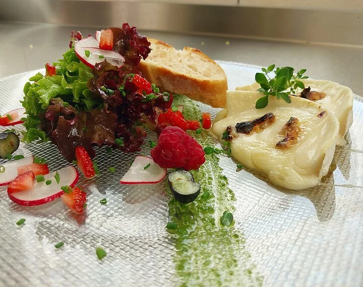 Ziegenkäse im Landhotel Zur Jurahöhe Ein Teller mit Ziegenkäse, Gemüse und ein paar scheiben Brot wird serviert