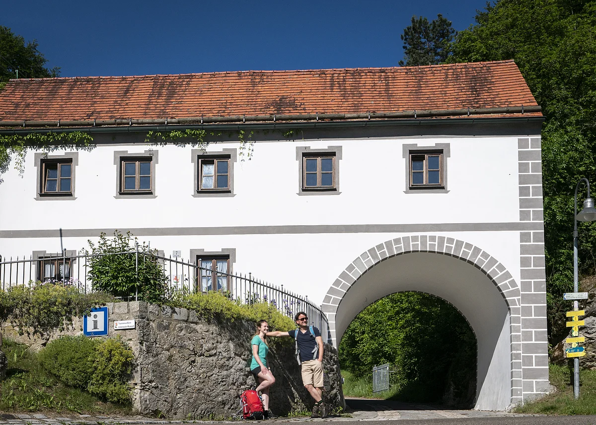 Torbogenhaus Wellheim Wanderer vor dem Torbogenhaus in Wellheim