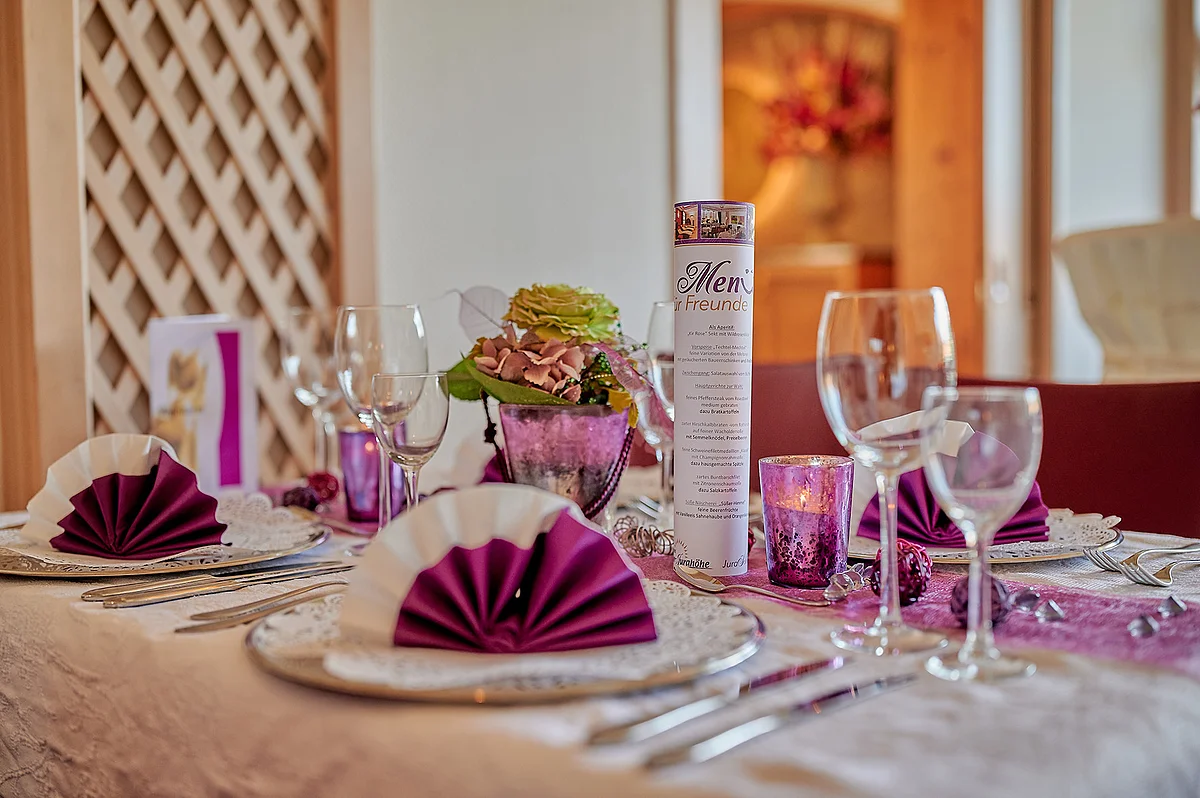 Ein festlich gedeckter Tisch für die Kulinarische Veranstaltung ein Menü für Freunde im Landhotel Zur Jurahöhe
