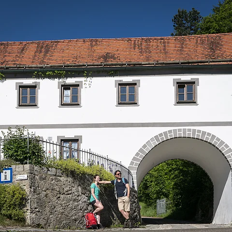 Torbogenhaus Wellheim Wanderer vor dem Torbogenhaus in Wellheim