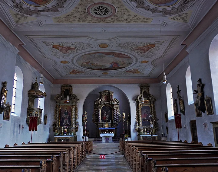 Wellheim Kath. Pfarrei St. Andreas Innenraum Innenraum einer Kirche mit bemaltem Gewölbedecke, Holzbankreihen und Altären mit religiösen Figuren und Gemälden